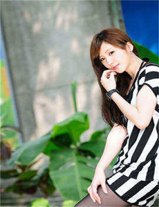 《爱岛视频-外国趴着打光屁股打红》